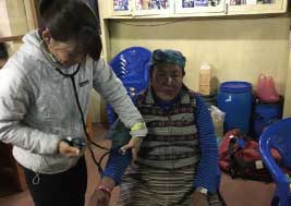 チュクントレッキング（扇状に展開されたヒマラヤ襞の大パノラマへ。チームドクター）